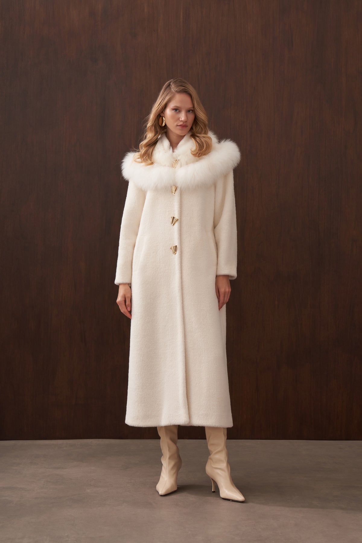 Omuzu Kürk Detaylı Düğmeli Angora Kaban - ekru