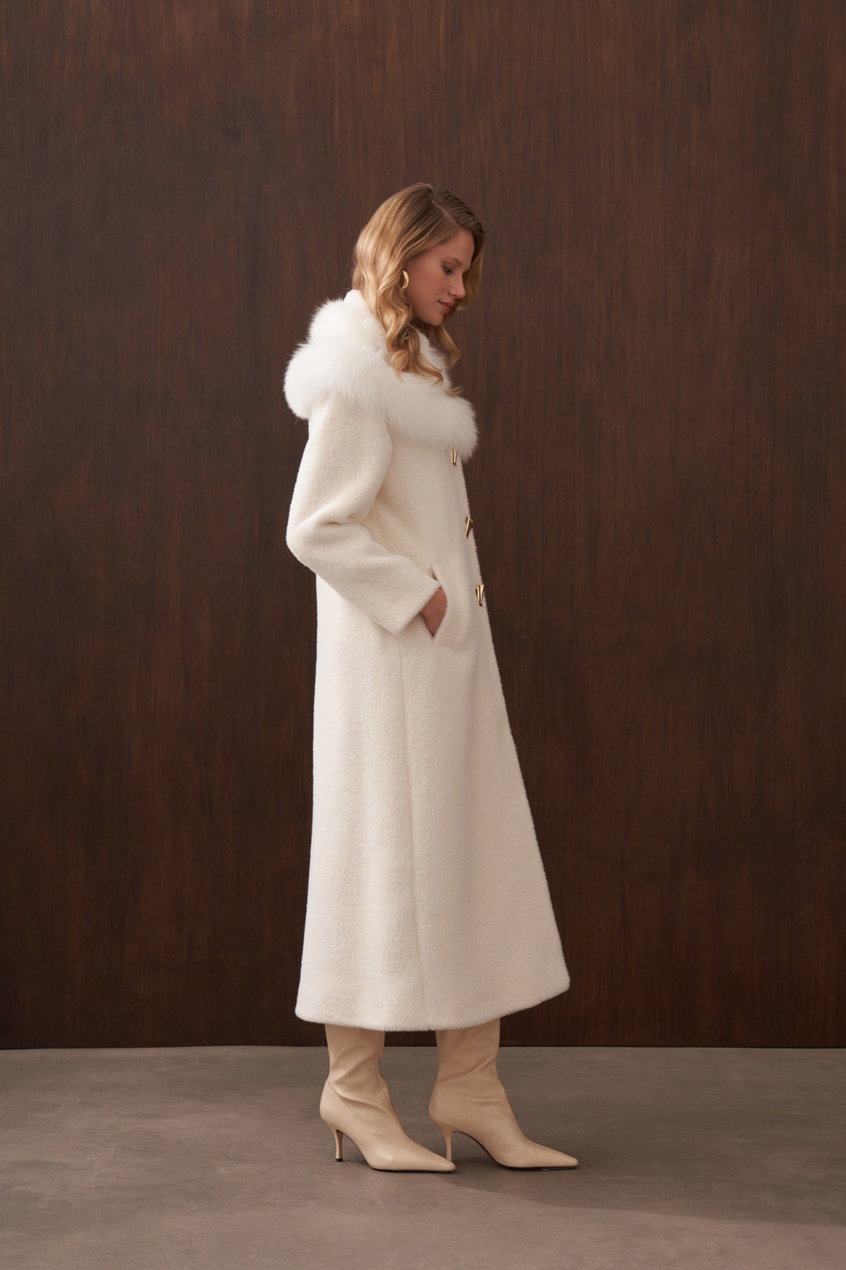 Omuzu Kürk Detaylı Düğmeli Angora Kaban - ekru