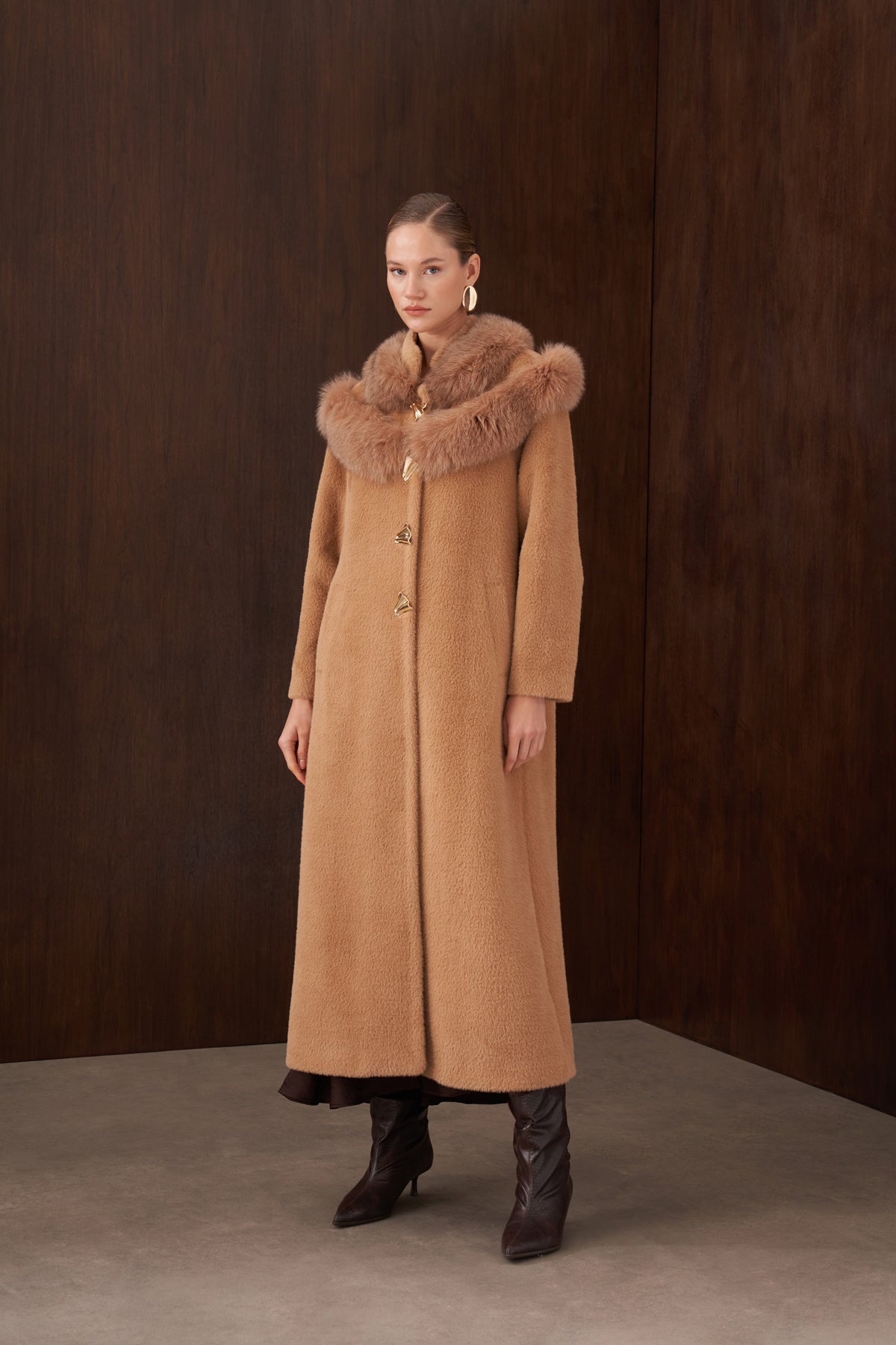 Omuzu Kürk Detaylı Düğmeli Angora Kaban - cappuccino