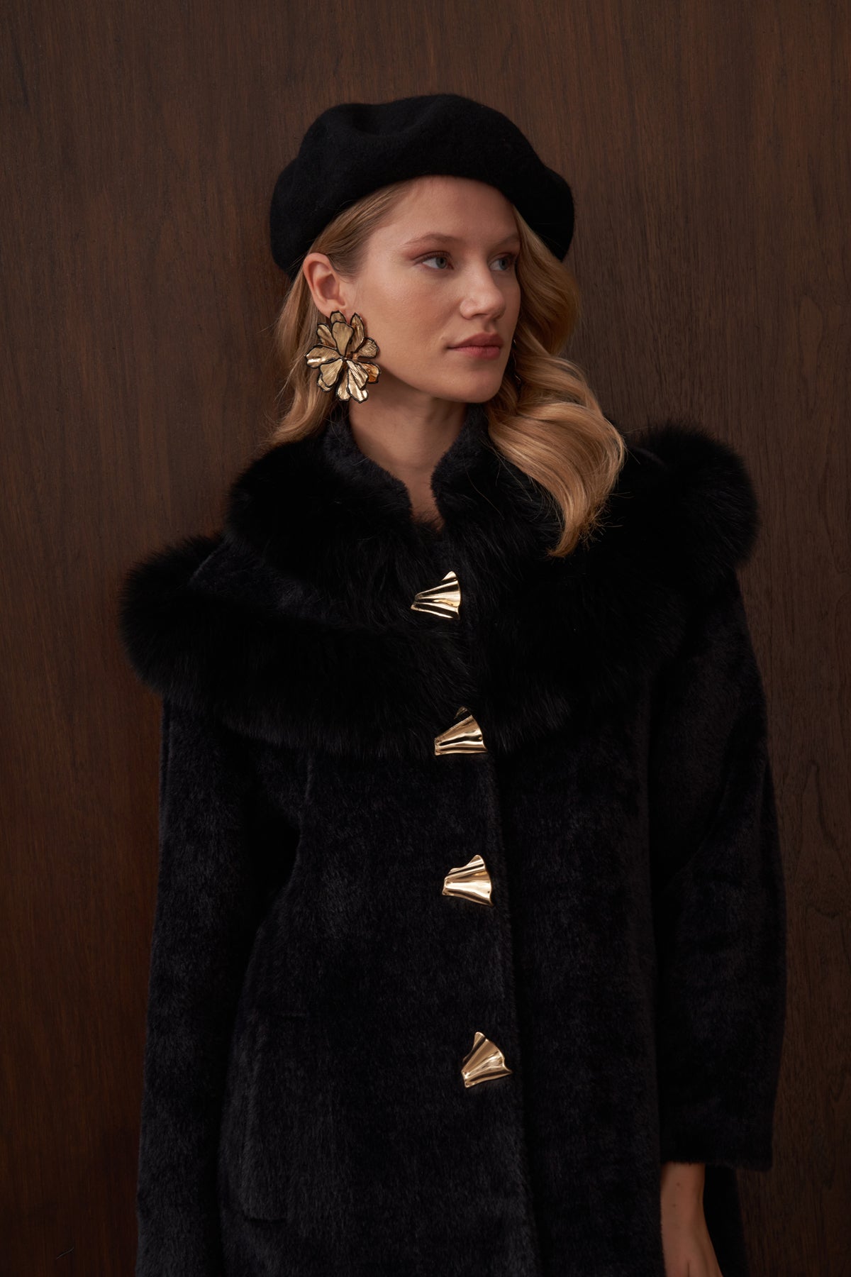 Omuzu Kürk Detaylı Düğmeli Angora Kaban - siyah