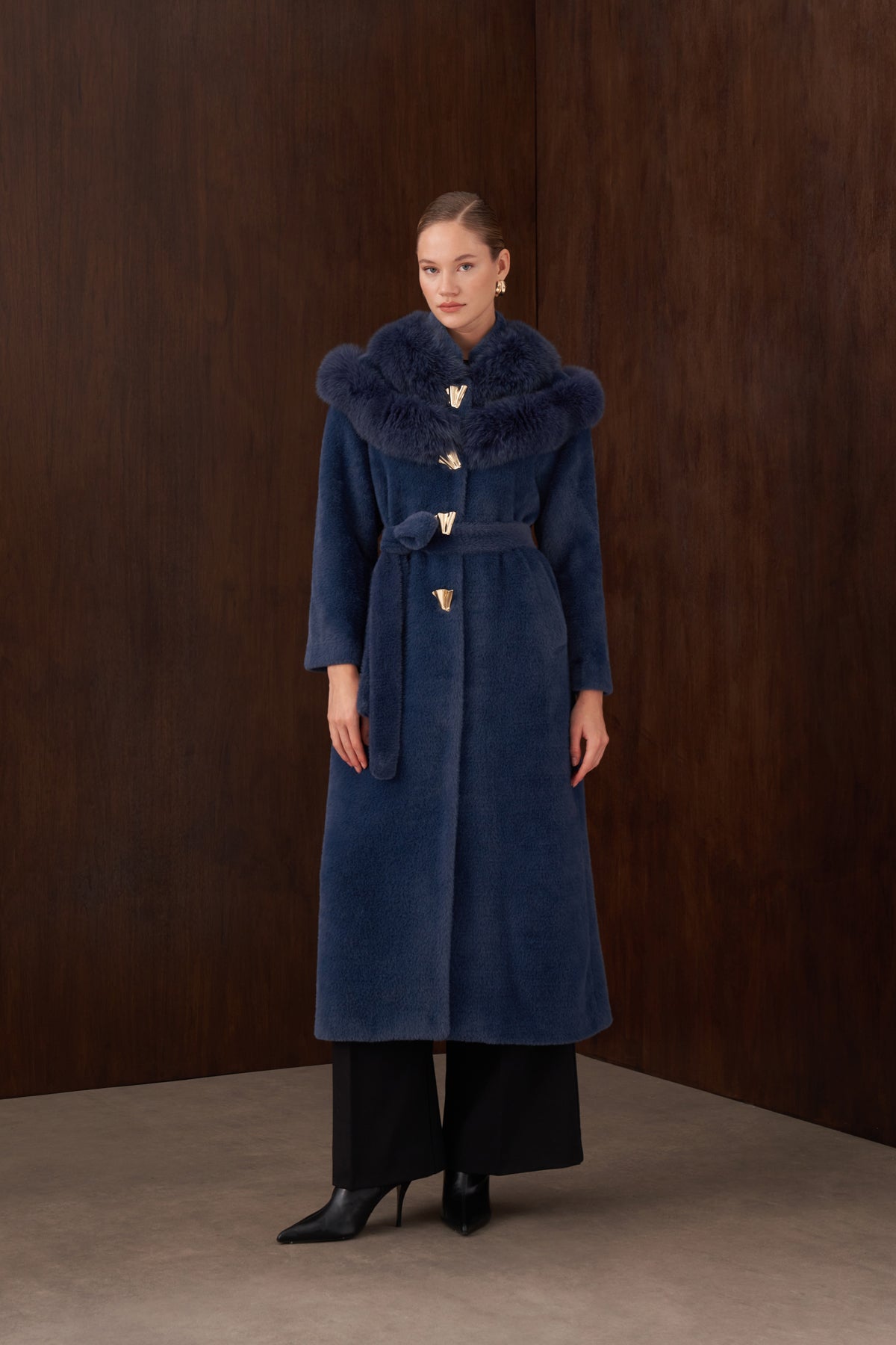 Omuzu Kürk Detaylı Düğmeli Angora Kaban - indigo