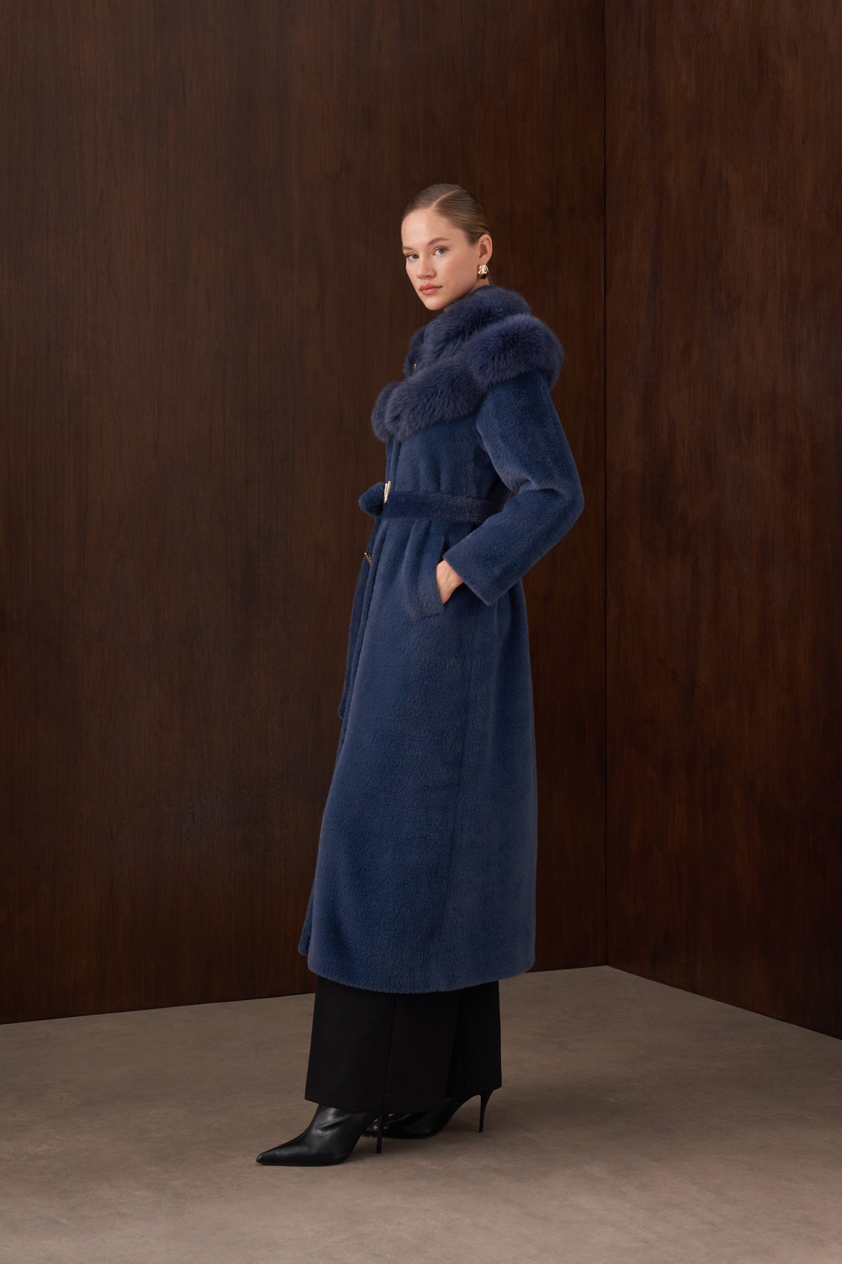 Omuzu Kürk Detaylı Düğmeli Angora Kaban - indigo