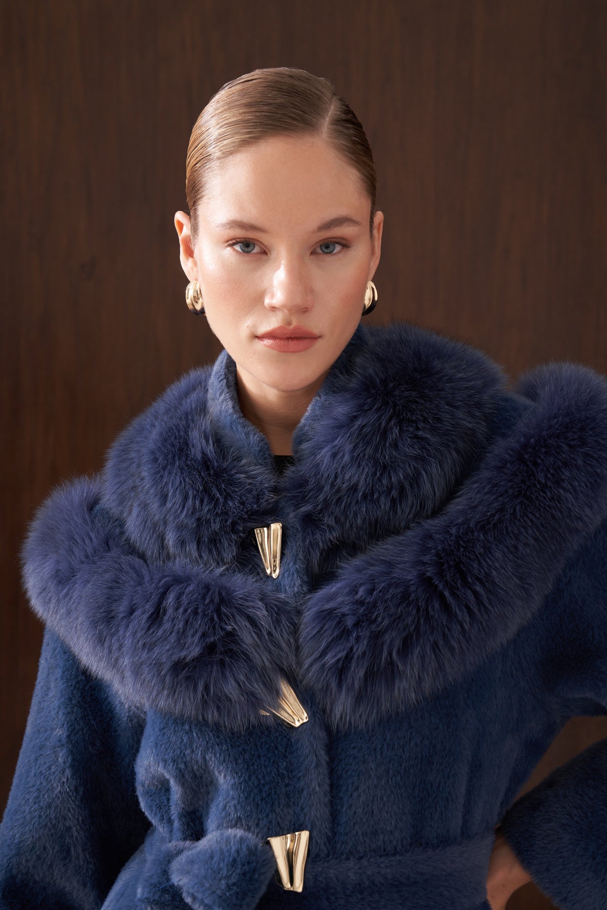 Omuzu Kürk Detaylı Düğmeli Angora Kaban - indigo