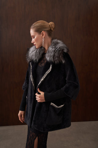 معطف من صوف الأنجورا مزين بالفرو بتفاصيل مصنوعة يدوياً