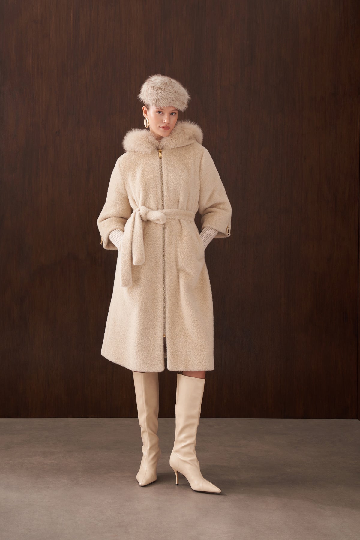 Kolları Triko Detaylı Kapüşonu Kürklü Angora Kaban - açık bej