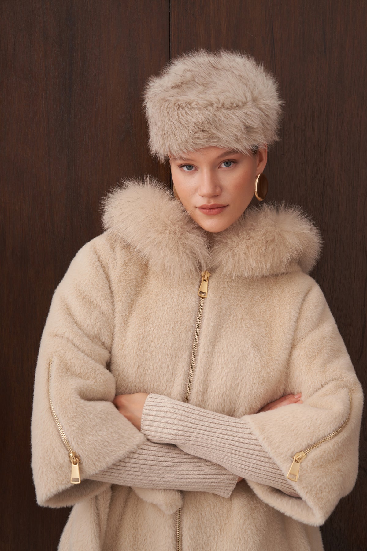 Kolları Triko Detaylı Kapüşonu Kürklü Angora Kaban - açık bej