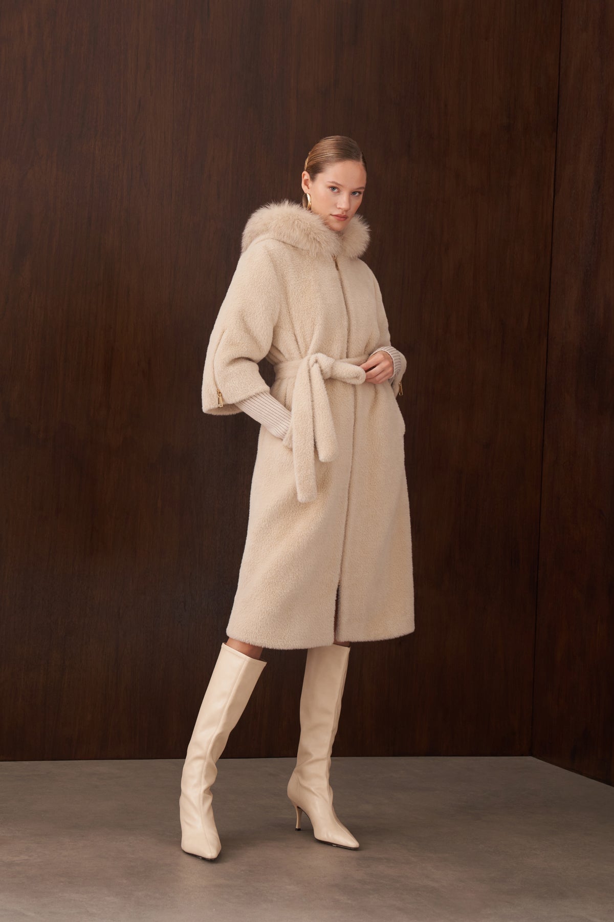 Kolları Triko Detaylı Kapüşonu Kürklü Angora Kaban - açık bej