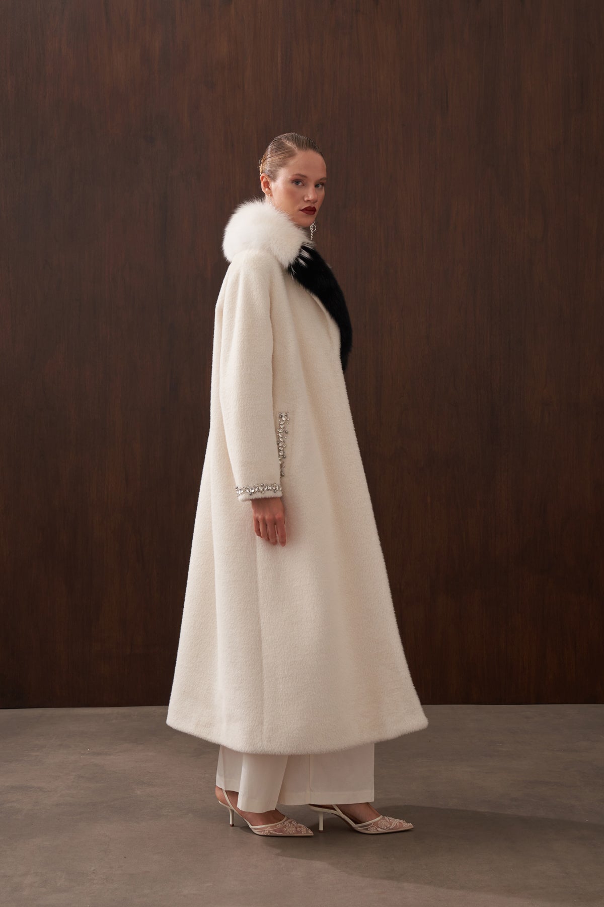 Çift Renk Kürklü Elişi Detaylı Angora Kaban - ekru