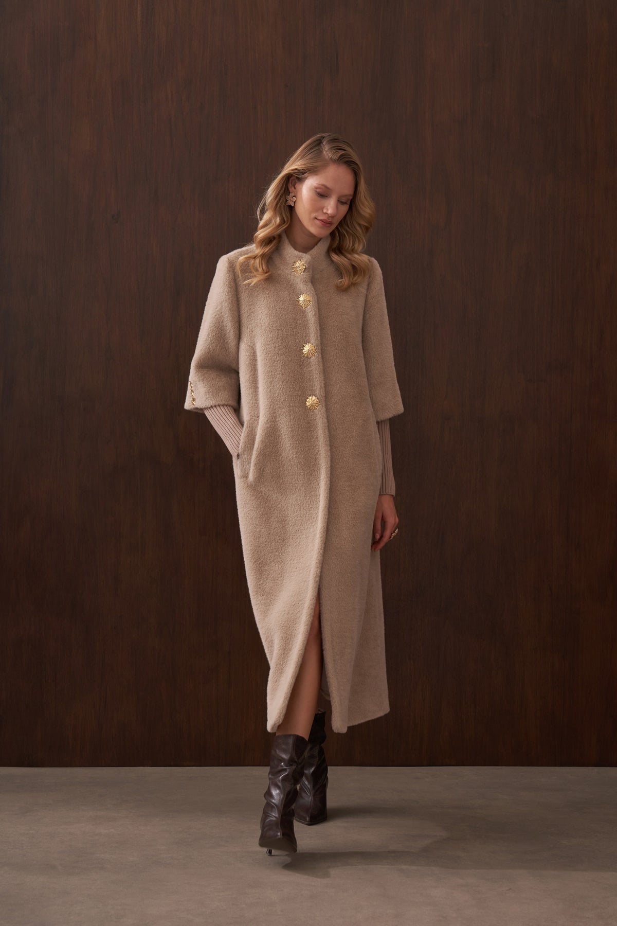 Hakim Yaka Triko ve Düğme Detaylı Angora Kaban - koyu bej