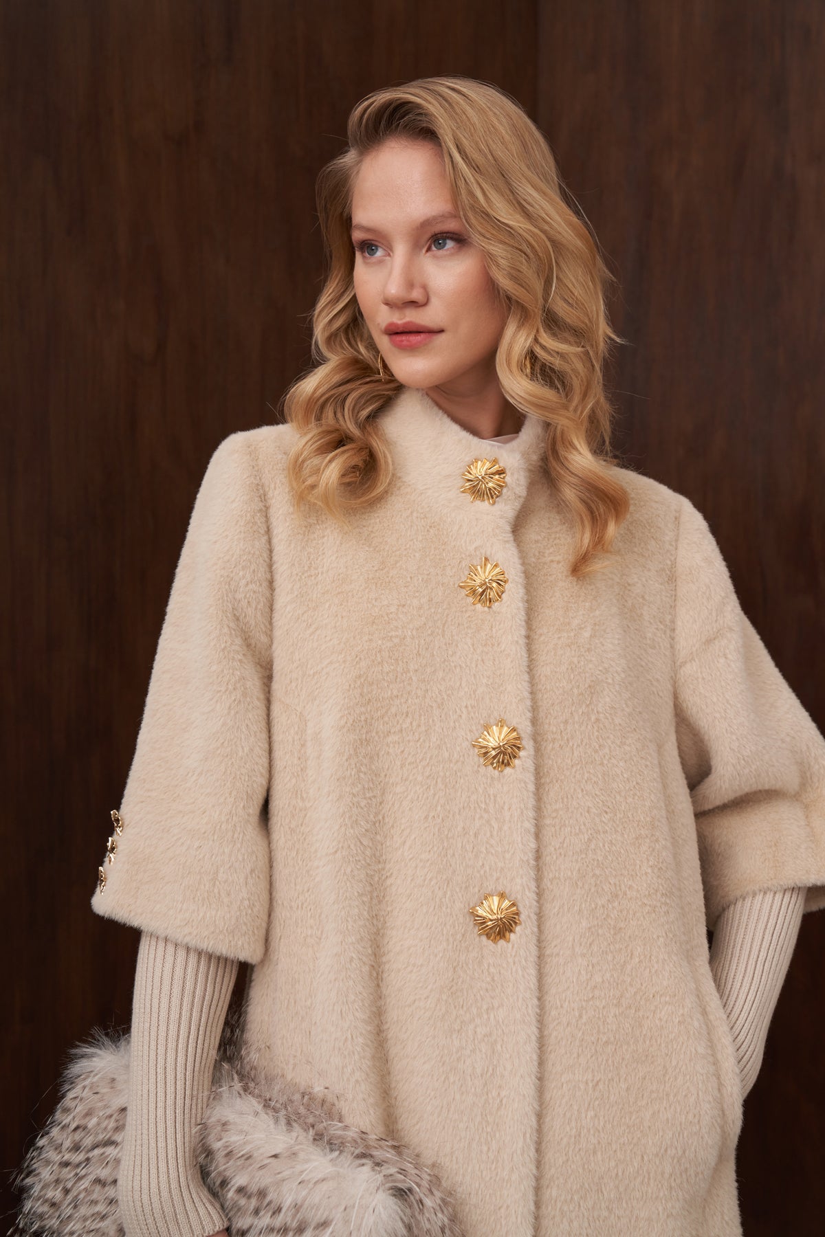 Hakim Yaka Triko ve Düğme Detaylı Angora Kaban - açık bej