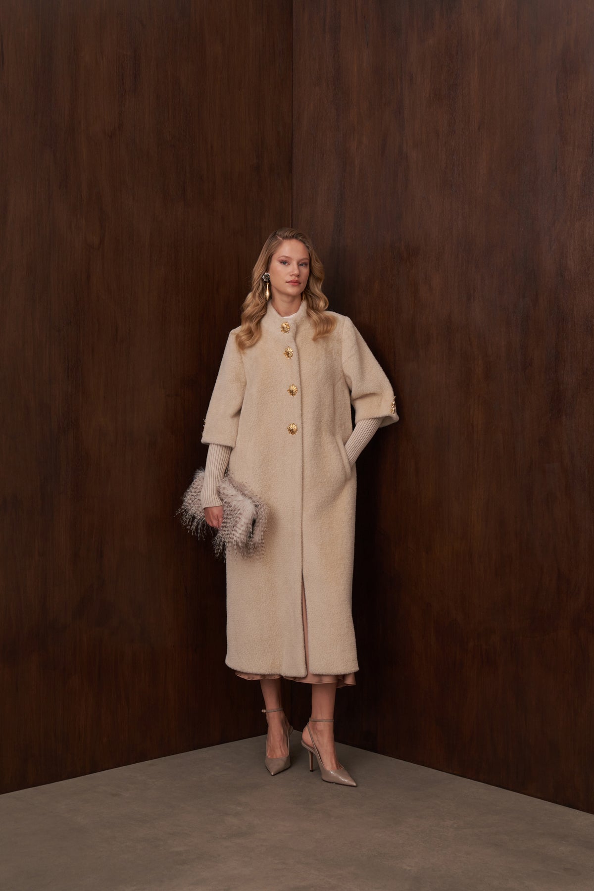 Hakim Yaka Triko ve Düğme Detaylı Angora Kaban - açık bej