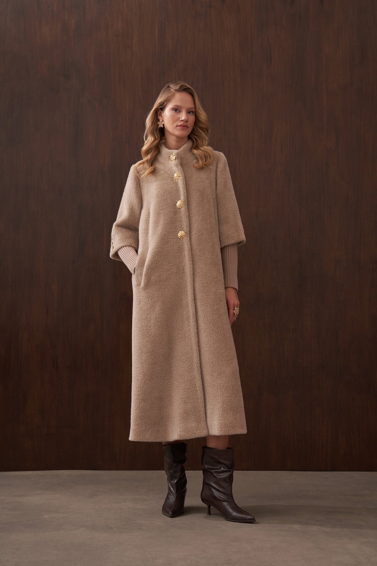 Hakim Yaka Triko ve Düğme Detaylı Angora Kaban - koyu bej