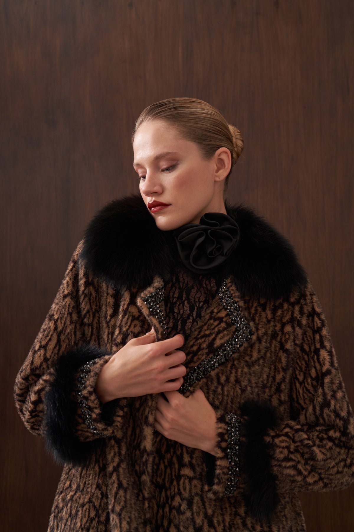 Kürk ve Elişi Detaylı Angora Leopar Kaban