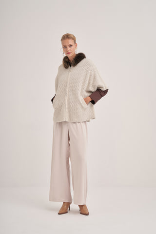 معطف قصير محبوك مزين بالفرو بأكمام واسعة 