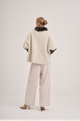 معطف قصير محبوك مزين بالفرو بأكمام واسعة 