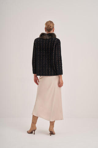 معطف قصير محبوك بنقوش مزين بالفرو 