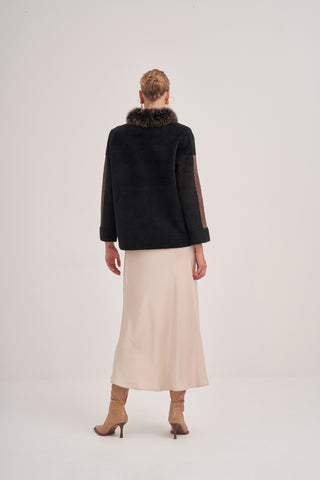 معطف قصير محبوك بنقوش مزين بالفرو 