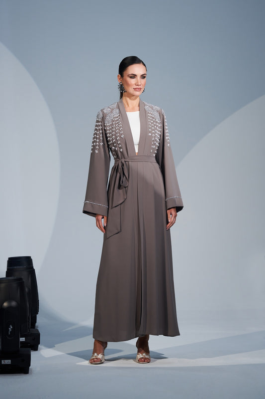 Omuzdan Aşağı Özel Desenlerle İşlenmiş Taş Detaylı Abaya - vizon