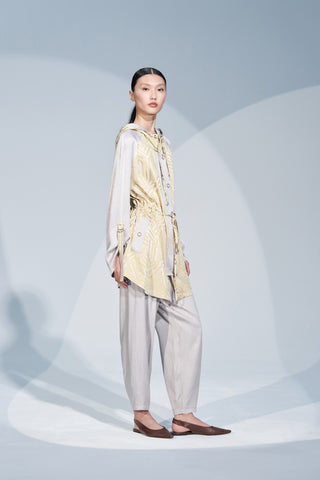 طقم جاكار بغطاء رأس وفتحة أمامية