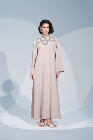 Kol Ucu ve Ön Desen El İşi Taş Detaylı Elbise - bej