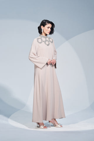 Kol Ucu ve Ön Desen El İşi Taş Detaylı Elbise - bej
