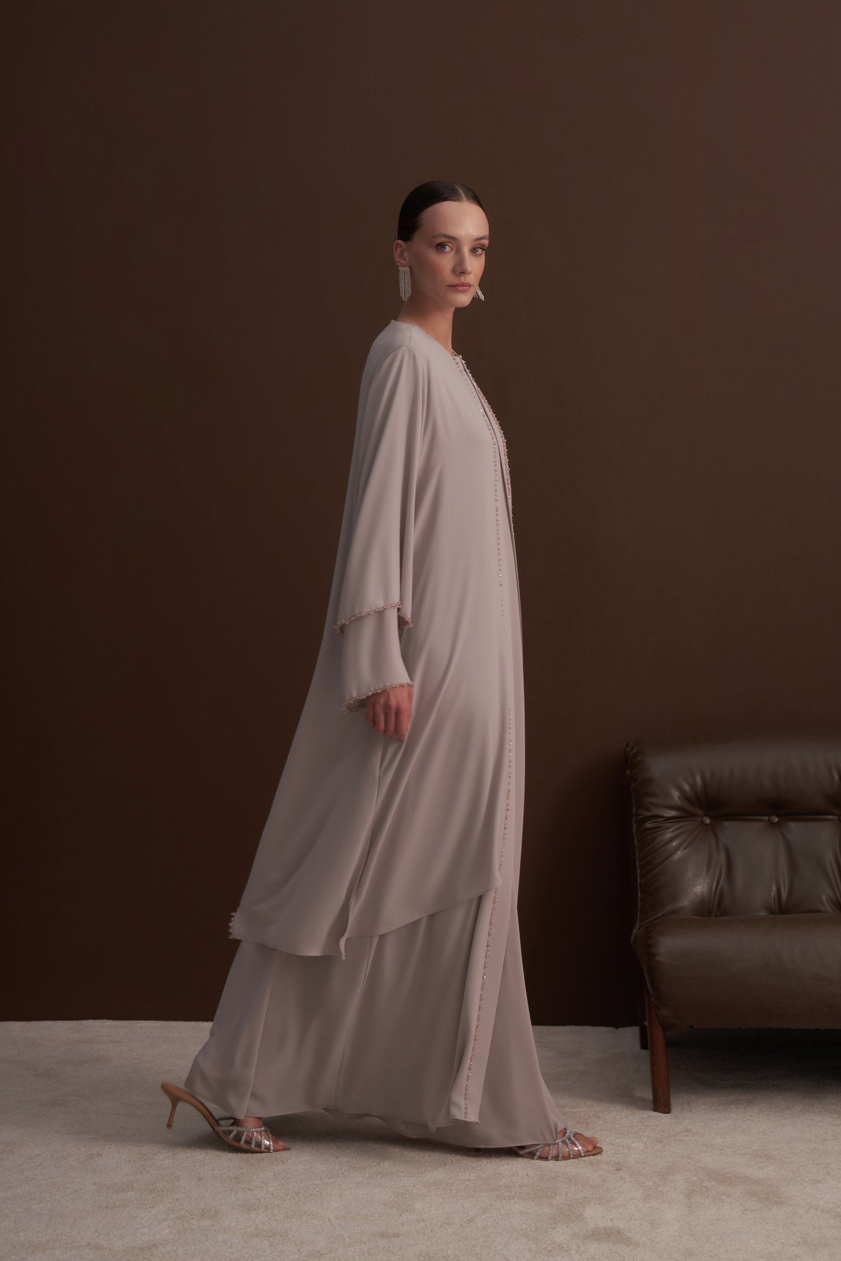 Önü Boydan Boncuk İşleme Detaylı Abaya - bej