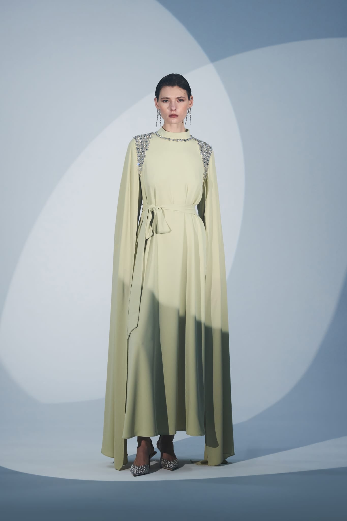 Omuz ve Yaka El İşi Taş İşlemeli Kol Pelerin Detaylı Elbise - mimoza