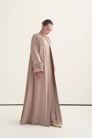 Kol Uçları Tüy Detaylı ve Taş İşlemeli Abaya - bej