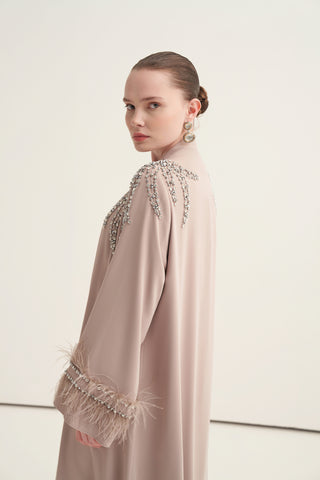 Kol Uçları Tüy Detaylı ve Taş İşlemeli Abaya - bej