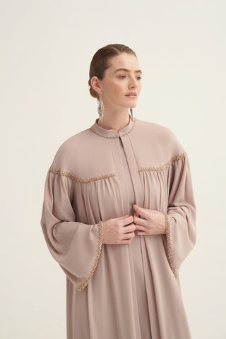 Önü ve Kolları Büzgülü Boncuk İşlemeli Abaya - koyu bej