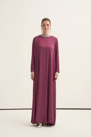 Yakası Taş İşlemeli Çiçek Desen Kumaşlı Elbise - mürdüm