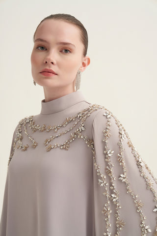 Şifon Pelerin Detaylı Yaprak Elişi Elbise - taş