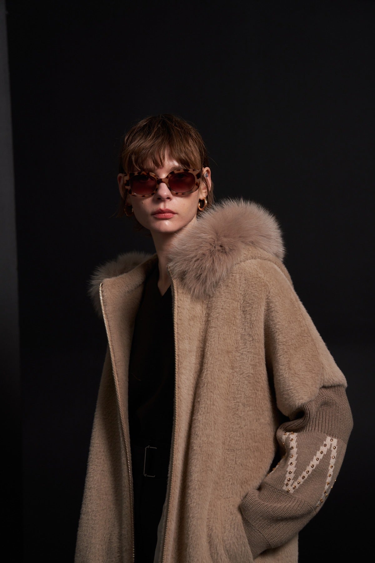 Kolları Desenli Triko Kapüşon Kürk Detaylı Fermuarlı Kaban - vizon